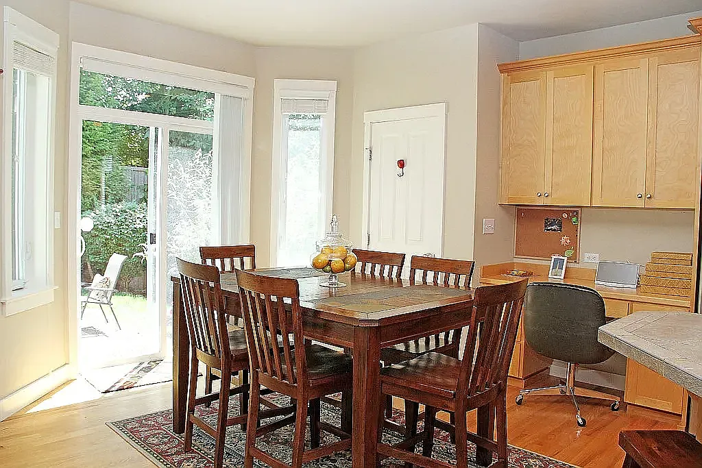 3 bed, 2.5 bath, 2505 sqft, $4,050 — Photo 2