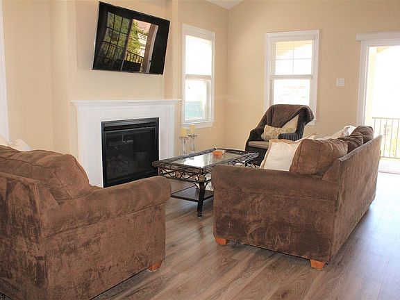 2nd image of 635 E 10th St #2