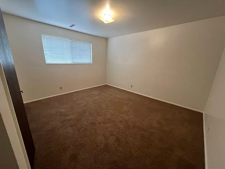 27 E 600 N — Photo 5
