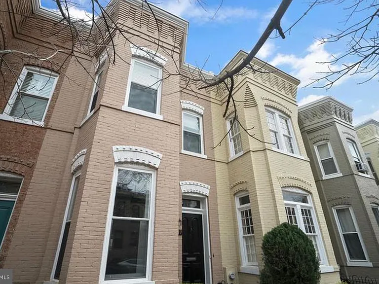 1319 35th St NW — Photo 2