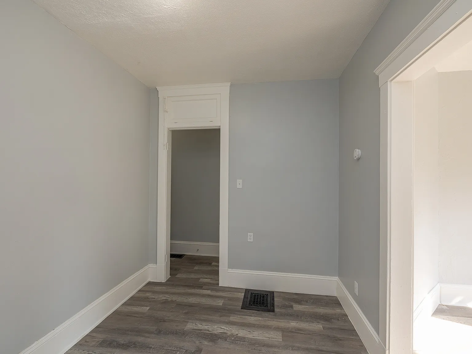Renovated 2 Bedroom units — Photo 4