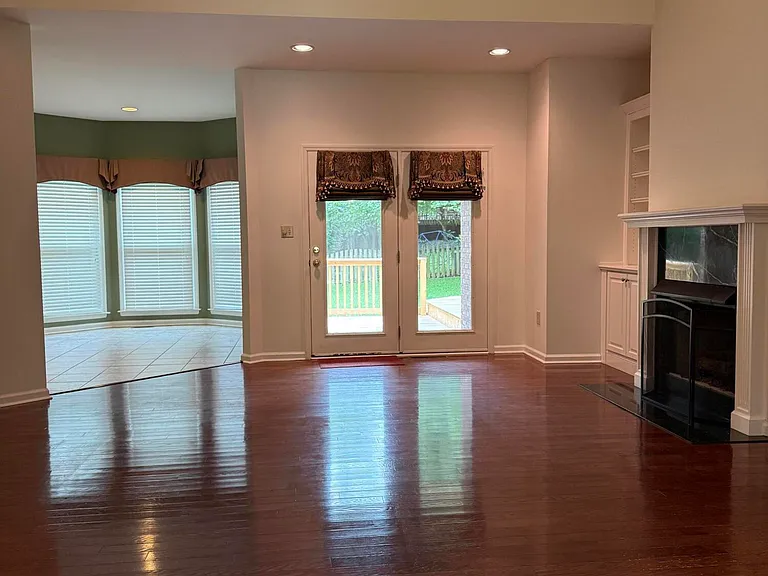3652 Fair Ridge Dr — Photo 2