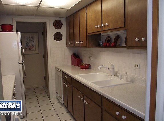 3rd image of 2572 Oakwood Dr