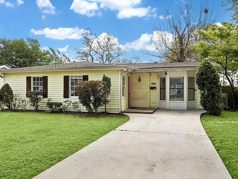 1517 Wayside Dr — Photo 1