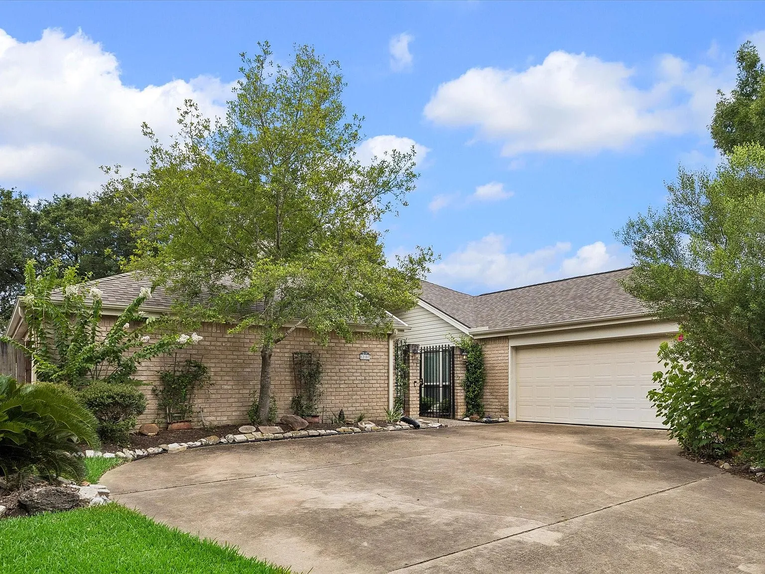 4 bed, 2.0 bath, 2480 sqft, $2,950 — Photo 2