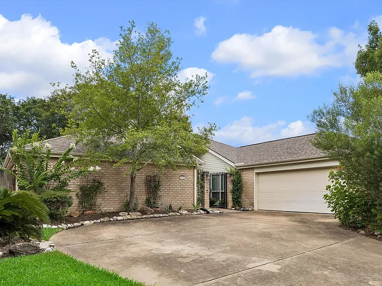 12107 Burgoyne Dr — Photo 2