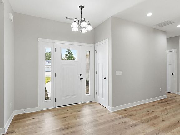 4th image of 656 S Valley River Dr