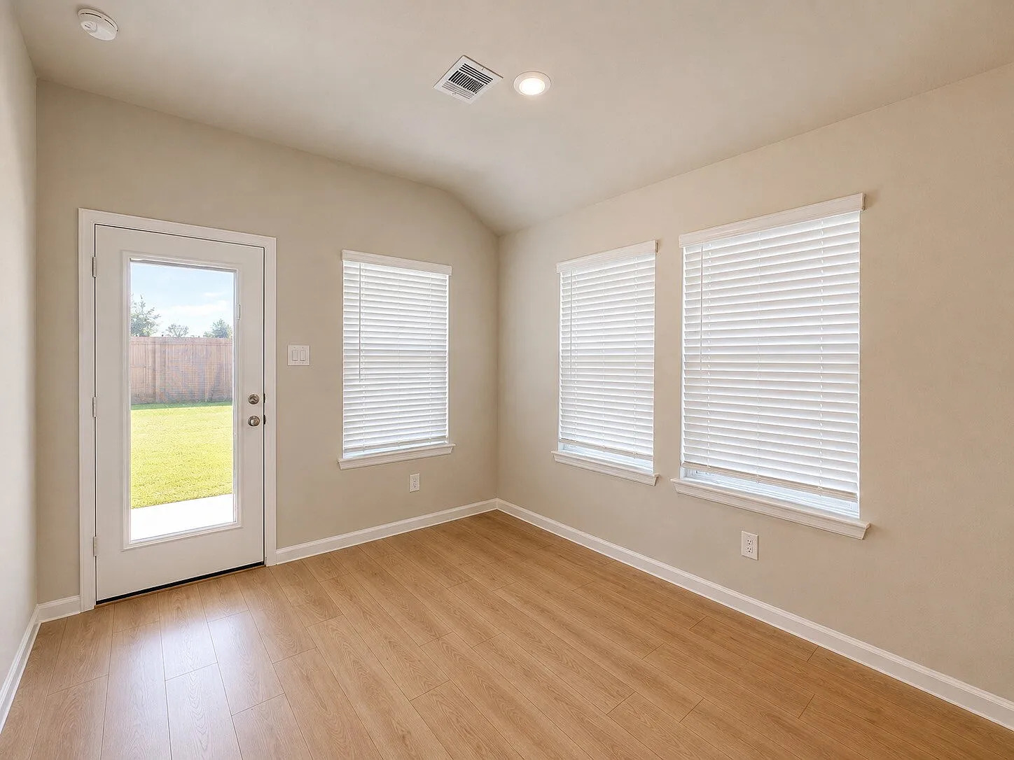 3 bed, 2.0 bath, 1409 sqft, $2,200 — Photo 3