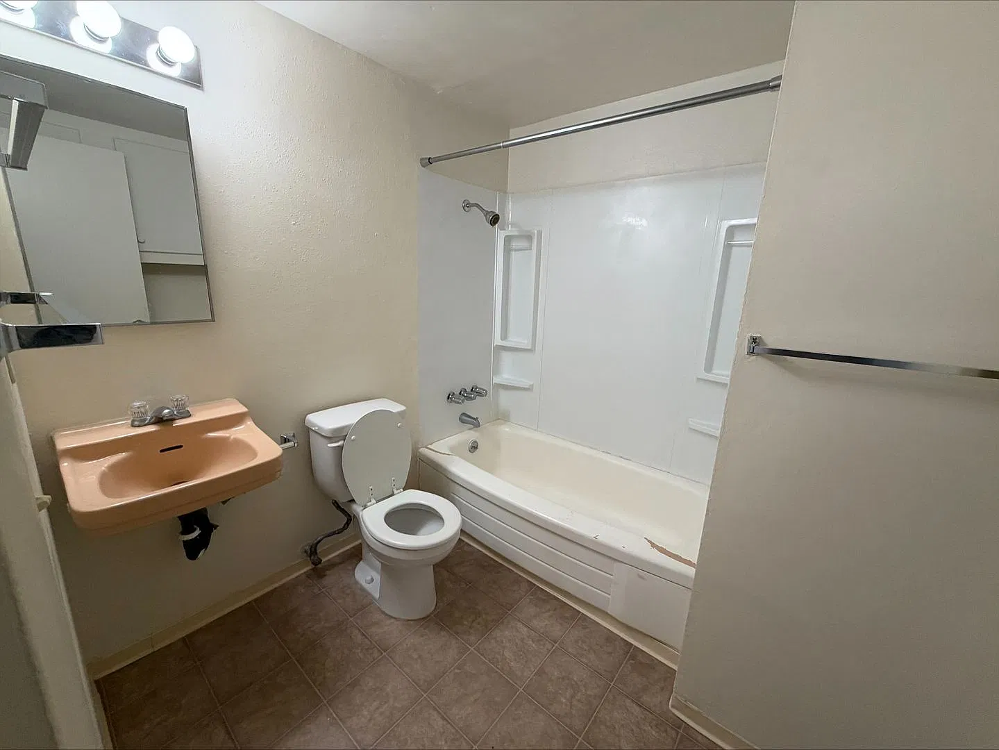 230 Wabash Ave — Photo 3