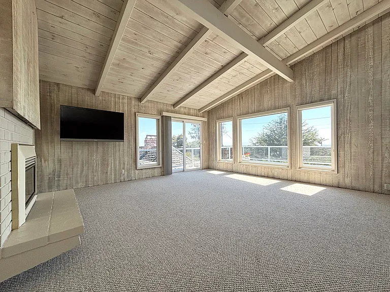 653 Bayview Dr — Photo 2