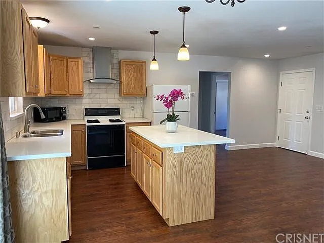 18152 Rayen St — Photo 4