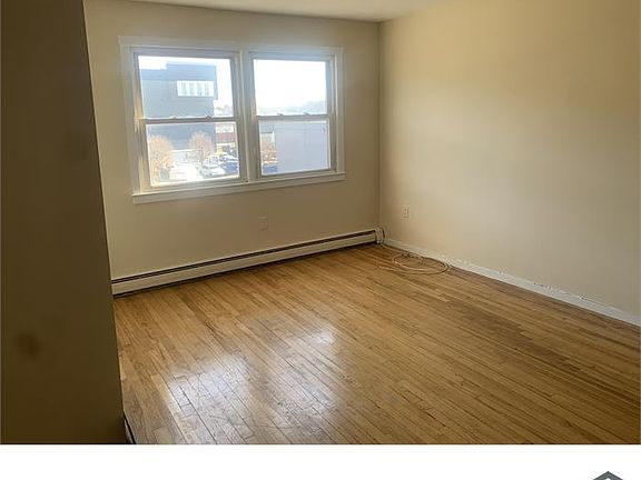 4th image of 324 Strawberry Hill Ave APT B102