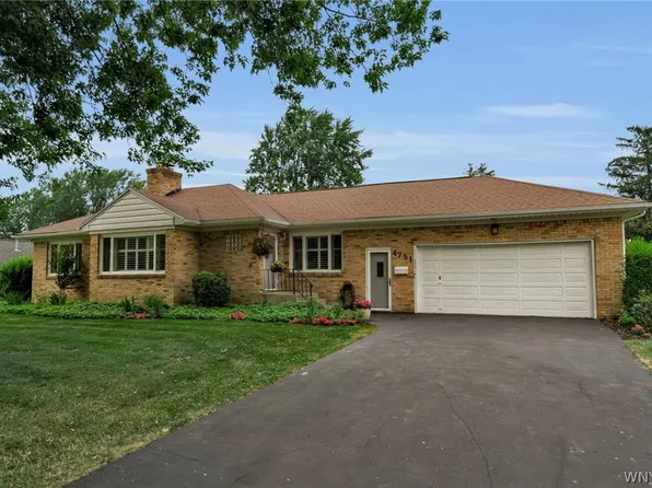 4751 Brentwood Dr, Williamsville, NY 14221