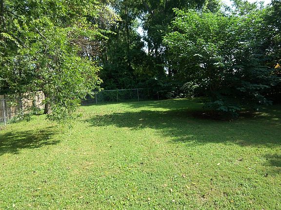 3rd image of 2612 Crump Dr