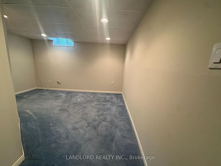 833 Laurier Ave — Photo 28