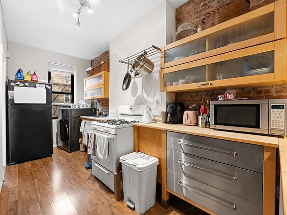 3rd image of 167 Christopher Columbus Dr APT 3R