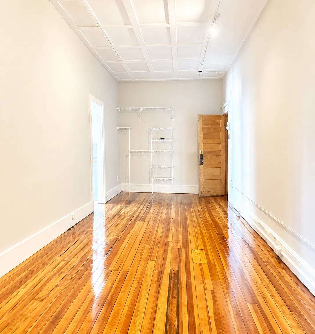 3 bed, 700 sqft, $2,400 — Photo 3