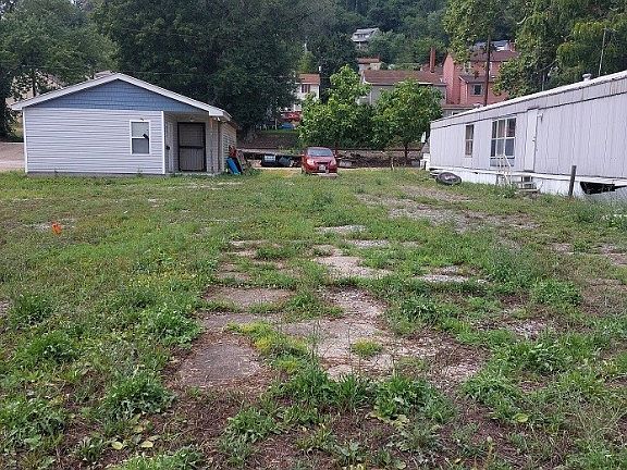 3rd image of 327 Market St