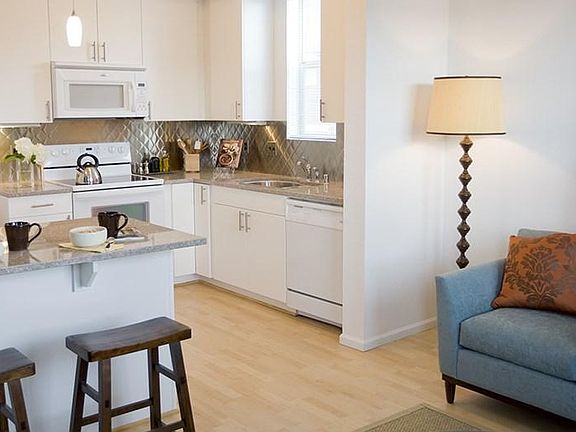 3rd image of 2680 Roslyn St Unit 3
