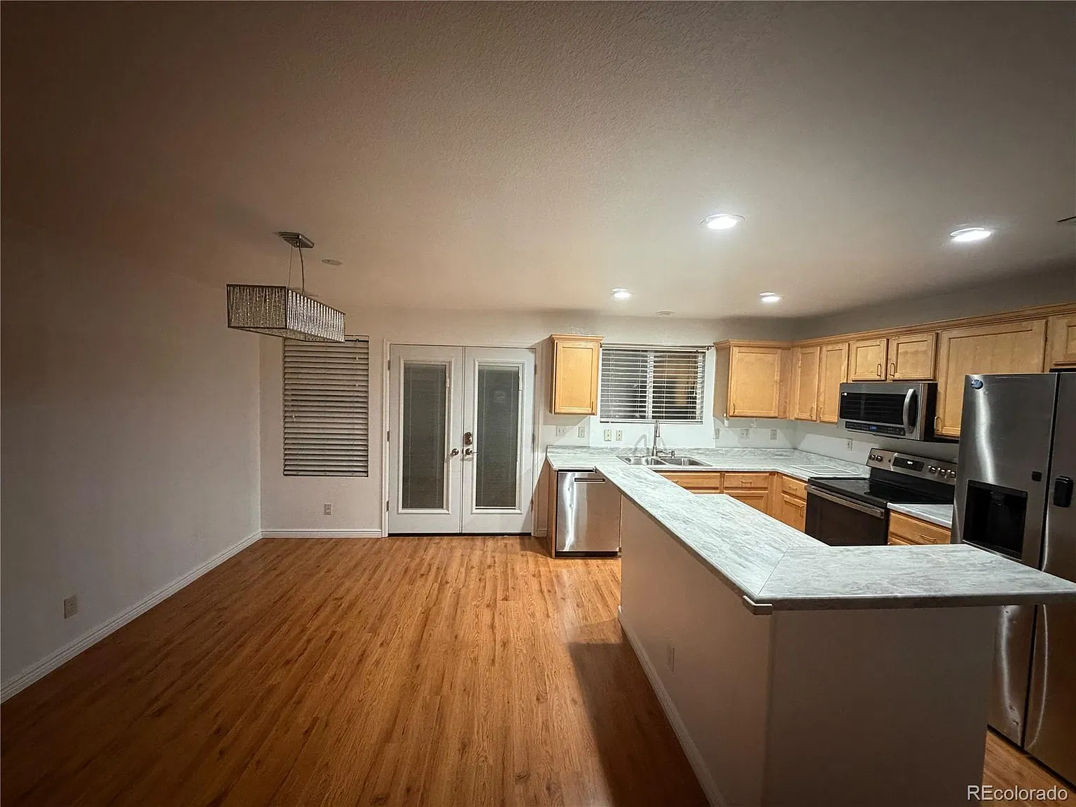 3 bed, 2.5 bath, 1411 sqft, $2,400 — Photo 3