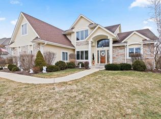 5760 S Nicolet Dr, New Berlin, WI 53151