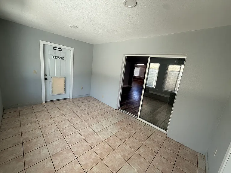 907 Elm St — Photo 40