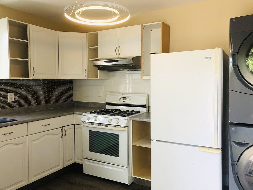 1st image of 218 10th Ave #3