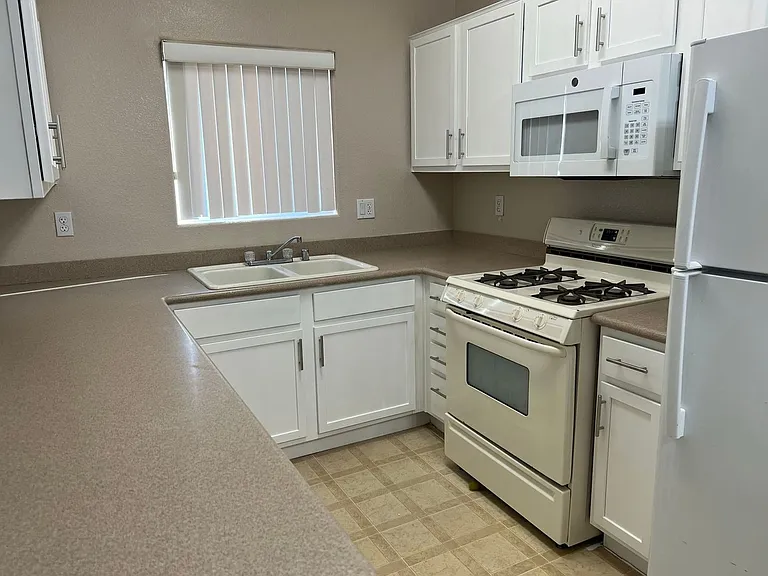 2291 W Horizon Ridge Pkwy #4222 — Photo 4