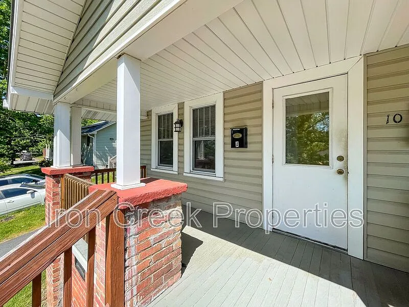2 bed, 1.0 bath, 924 sqft, $1,650 — Photo 2