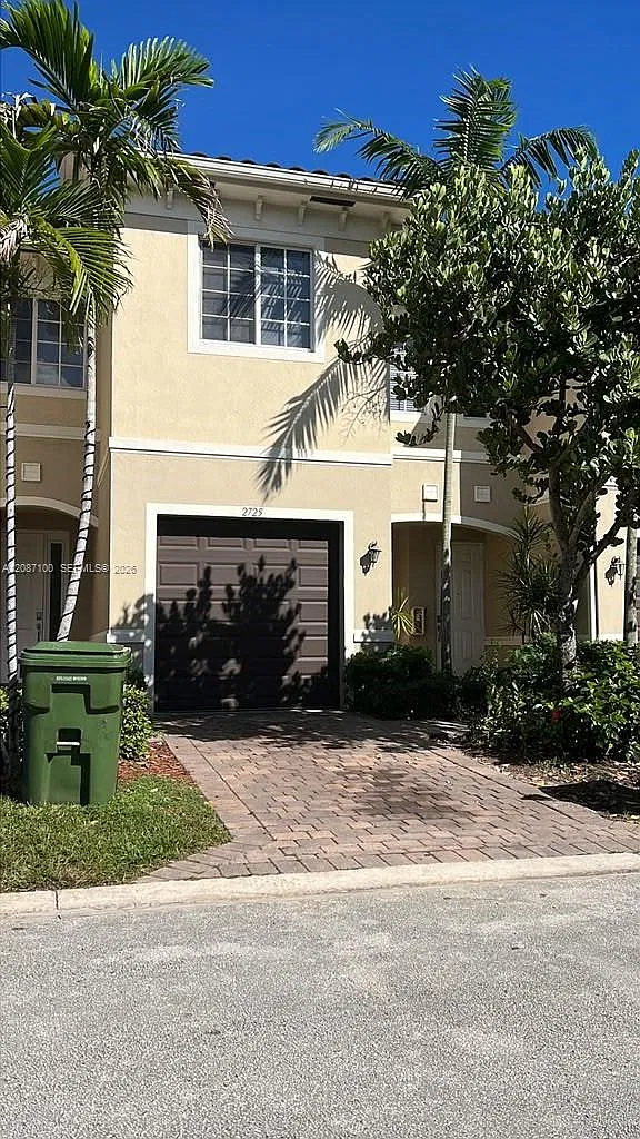 Calabria Condominium — Photo 1
