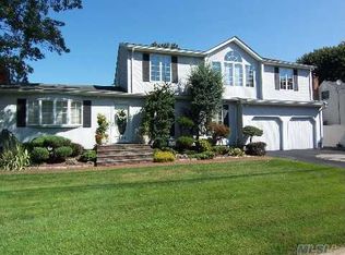 396 36th St, Lindenhurst, NY 11757