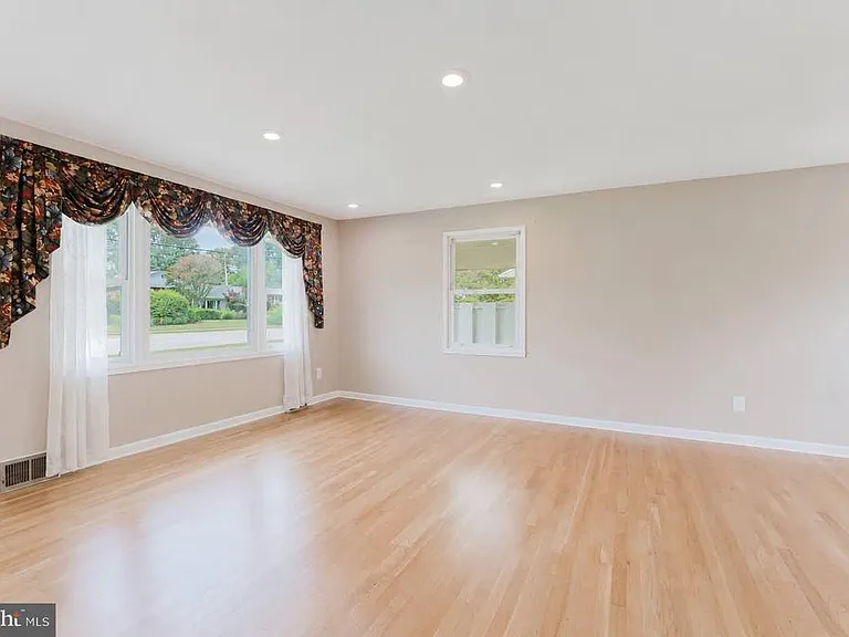 10914 Woodhaven Dr — Photo 4