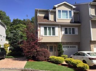 27 Robin Ct, Staten Island, NY 10309