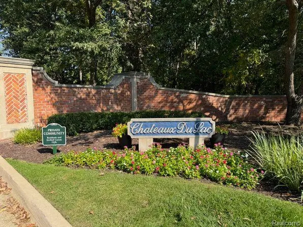 56 Chateaux Du Lac, Fenton, MI 48430