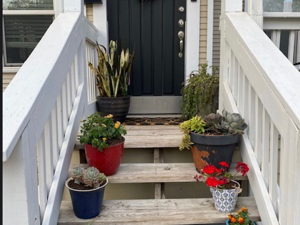 1st image of 215 Elmhurst Ave