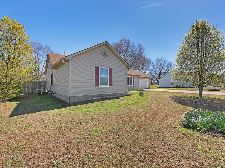 192 Eagle Ridge Dr — Photo 2