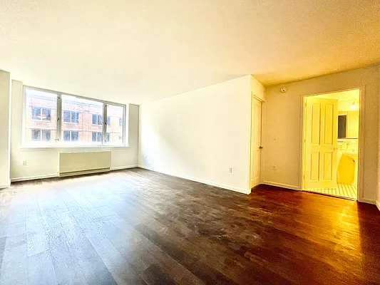 Rented by Addison Property Group | media 18