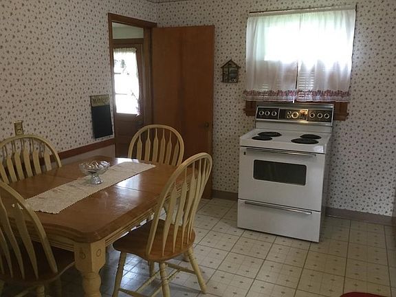 EAT-IN KITCHEN
