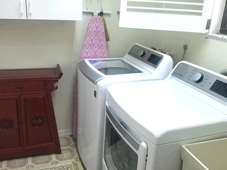 Laundry complete w/window & SINK.