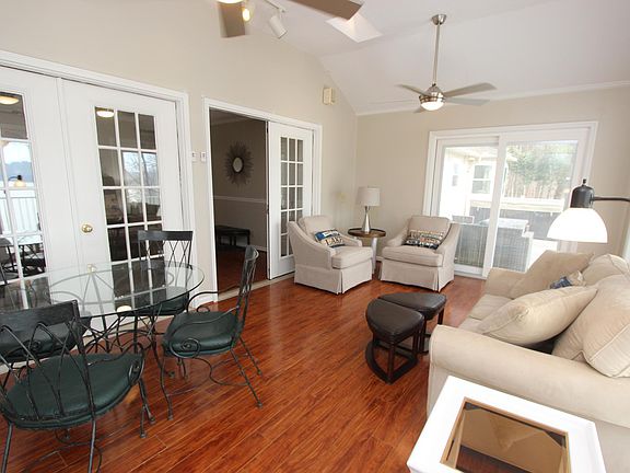 3rd image of 113 E Daylight Dr