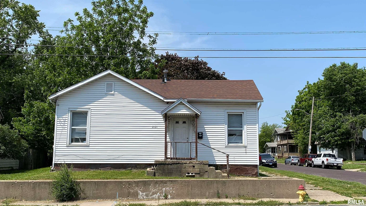 2121 N Prospect Rd photo 1