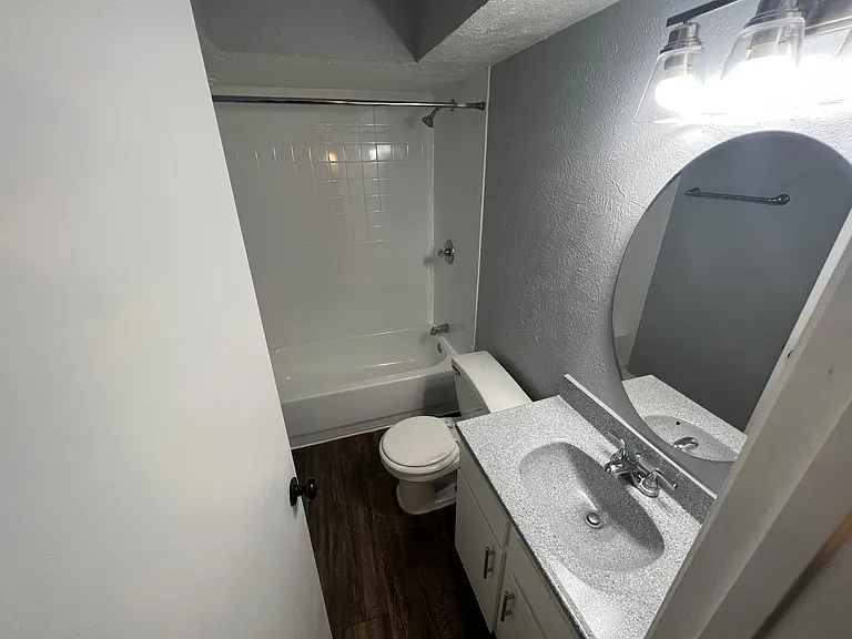 Hampton Gardens Apartment — Photo 27