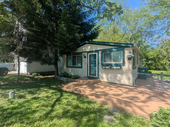 3180 Mapledale St, Commerce Township, MI 48382