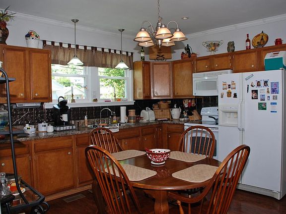 5th image of 2020 S York Ave