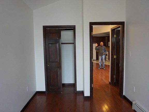Room 2 : Closet + Friendly Landlord
