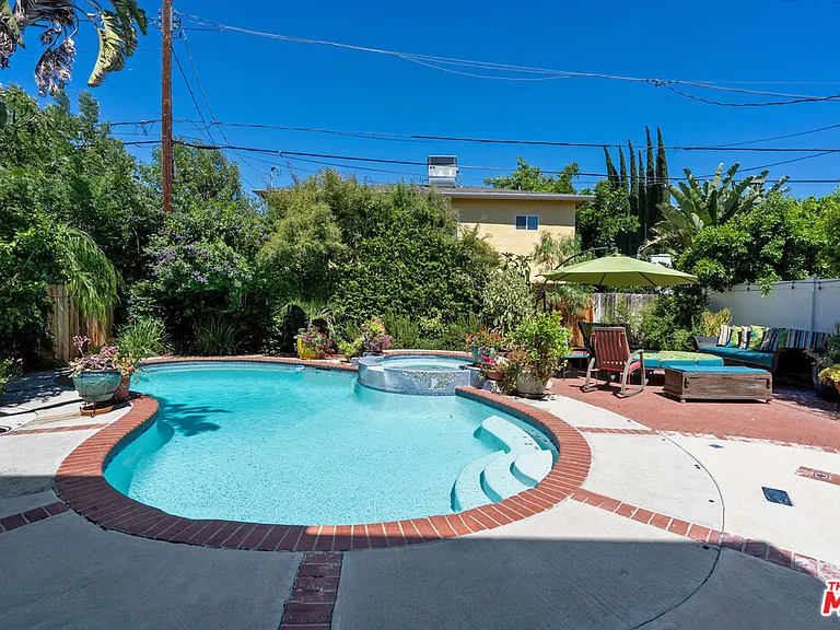 4544 Tobias Ave — Photo 6