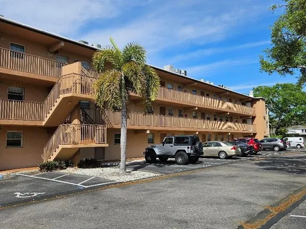 4600 98th Way N APT 210, Saint Petersburg, FL 33708