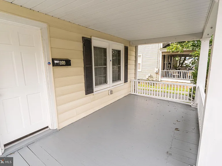 1109 N Division St — Photo 8