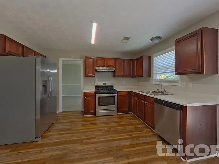 1916 Hillspring Ln — Photo 6