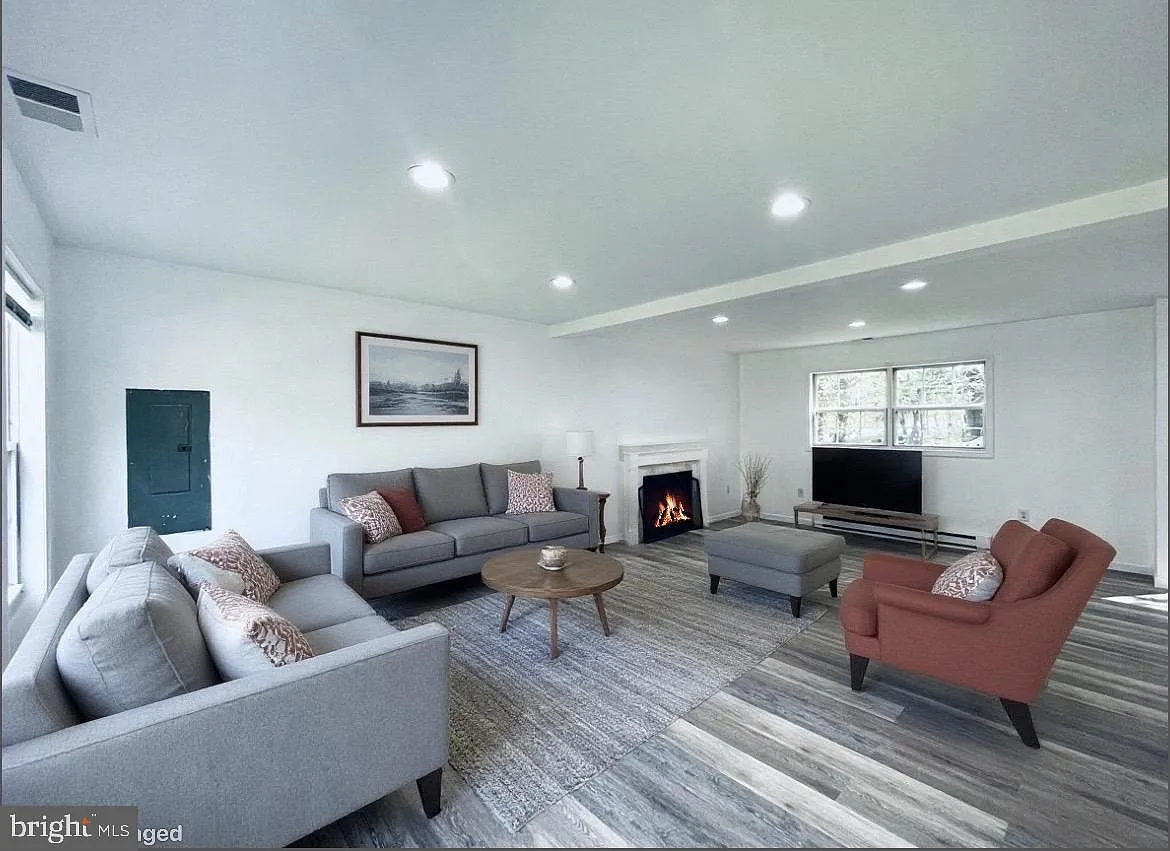 6 bed, 2328 sqft, $3,000 — Photo 4